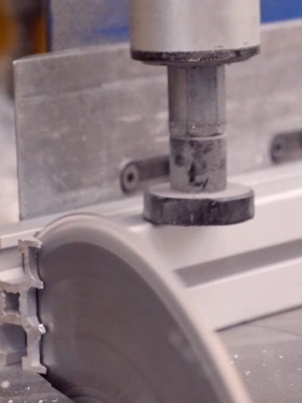 Corte y extrusionado de perfiles de aluminio
